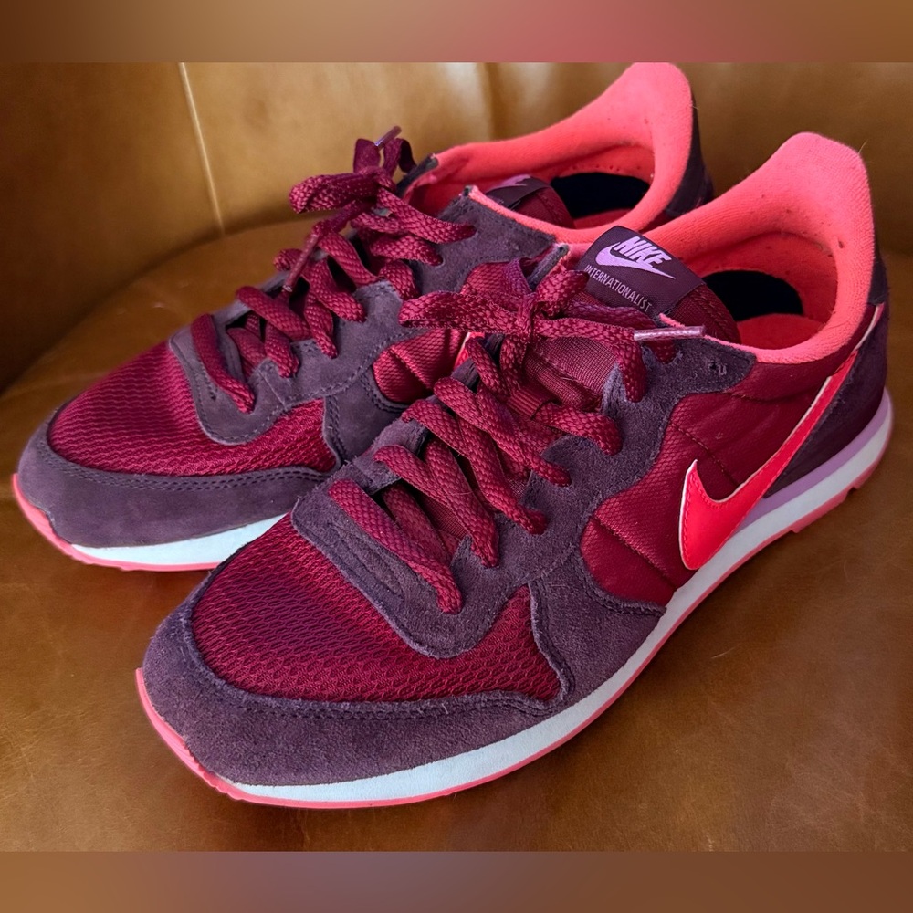 LIKE NEW NIKE INTERNATIONALIST SNEAKERS, BURGUNDY, SIZE 10